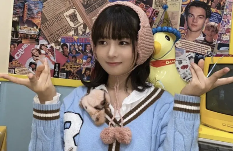 ▲盤點3個抖音、IG爆紅的偶像迷因，IVE Rei（如圖）反手比V掀起潮流、BTS親弟弟CORTIS拍照挑戰在社群超夯、超洗腦「露比醬」人人都會唱。（圖／@IVE_twt X）