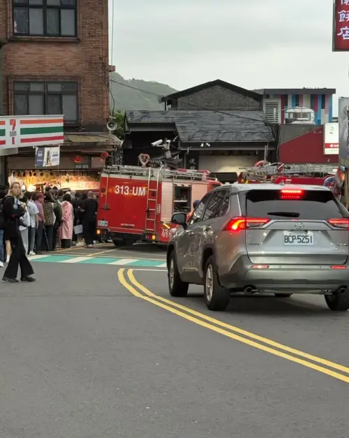 ▲新北市九份老街25日下午發生火警，警消出動10多輛消防車與人員徒步救援。（圖／翻攝Threads xian_830)