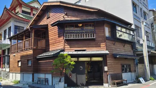 ▲HERMIT咖啡廳建於大正13年(⺠國13年)以霜淇淋甜食賣店為主，選用帶堅果可可風味的中深焙咖啡豆為義式咖啡基底，提供單品手沖咖啡、單品台灣茶。（圖／翻攝畫面）