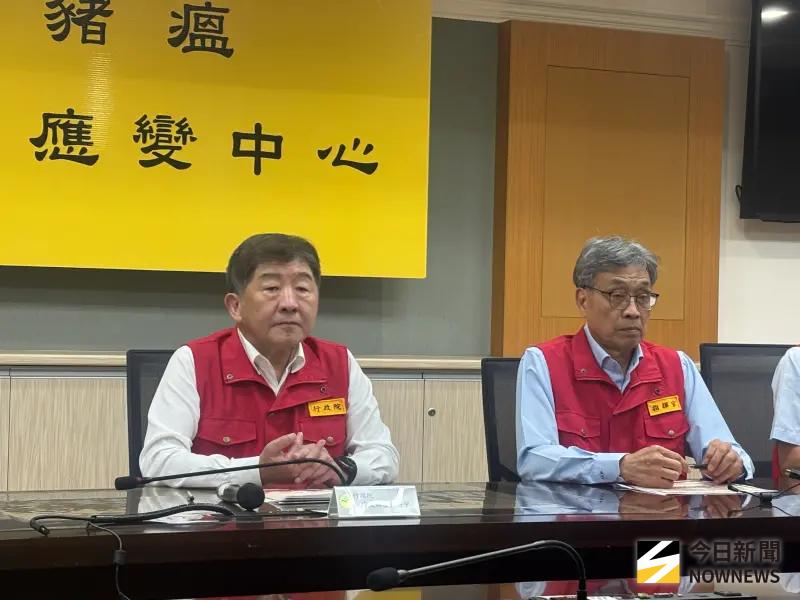 ▲行政院政委陳時中與農業部長陳駿季，共同擔任非洲豬瘟中央災害應變中心記者會主持人。 （圖／記者李青縈攝）