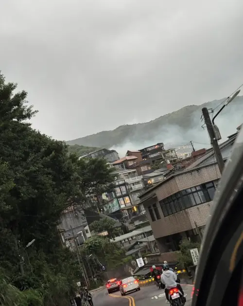▲新北市九份老街25日下午發生火警，警消出動10多輛消防車與人員徒步救援。（圖／翻攝Threads xian_830)