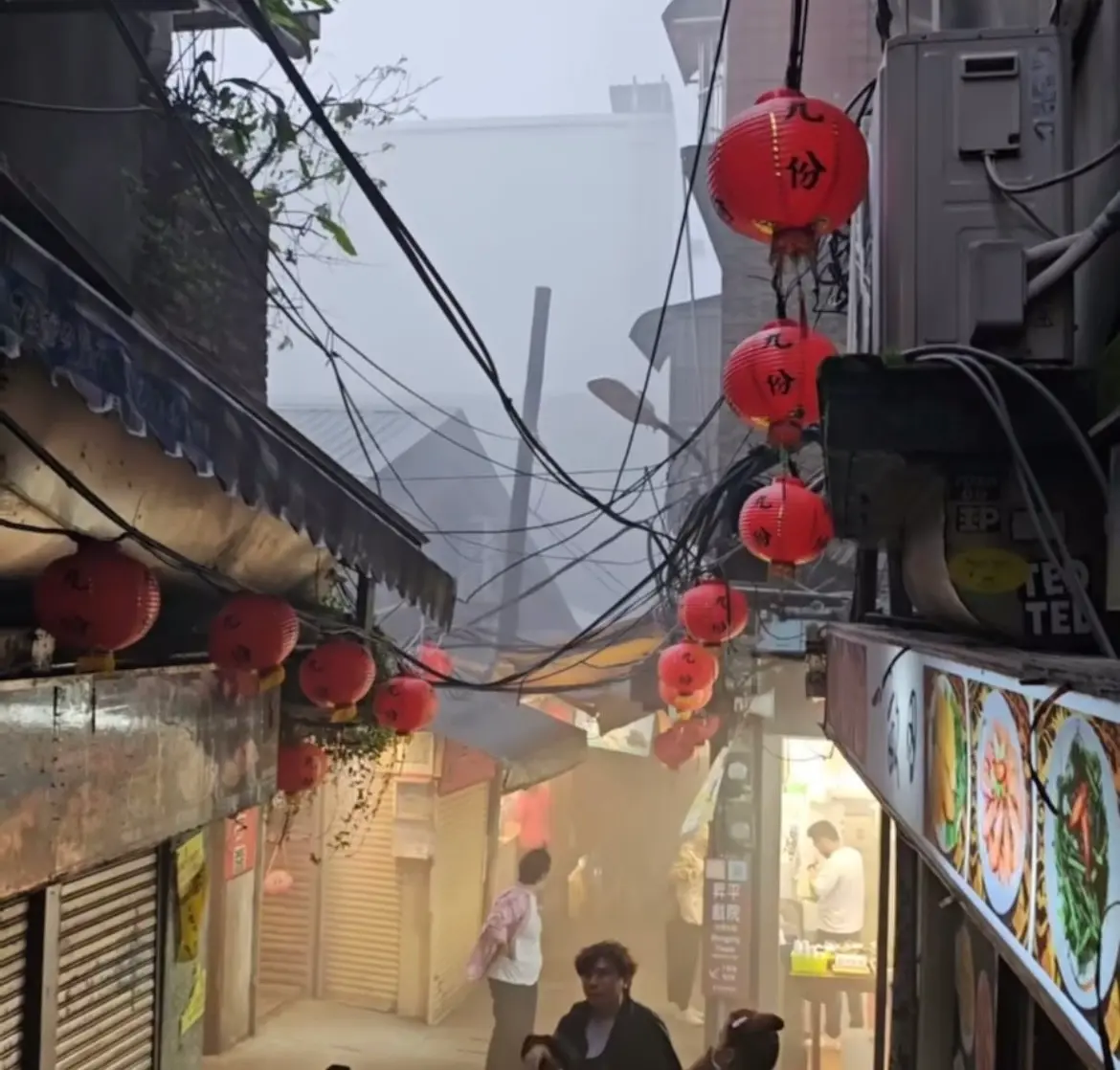▲新北市九份老街25日下午發生火警，位於「賴阿婆芋圓」旁建物突起火燃燒，現場濃煙密布、遊客驚慌避難。（圖／翻攝Threads m61911）