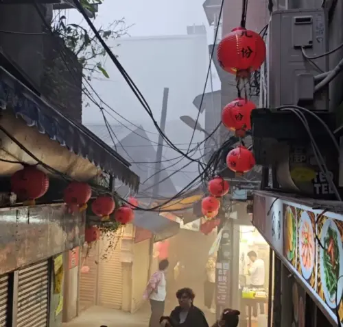 九份老街火警！「賴阿婆芋圓」旁建物起火　濃煙猛竄遊客急逃難
