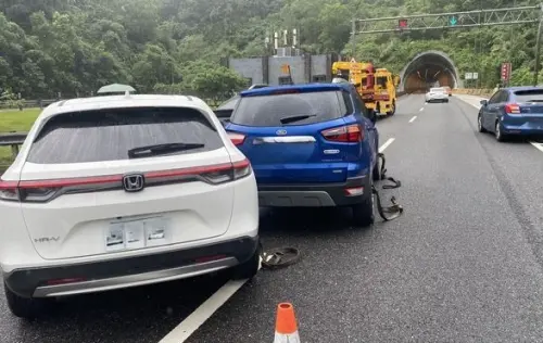 ▲國道5號北向8公里處25日上午三車連環追撞，現場出現猴屍引起誤會，以為車主是要閃避猴子才肇事，警方澄清兩者無關。（圖／翻攝畫面）