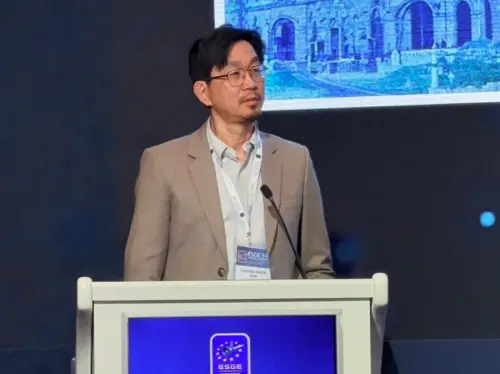 ▲高雄四季台安醫院副院長孫仲賢醫師於「歐洲婦產科內視鏡學會」（ESGE ）第34屆年會上發表醫療成果。（圖／翻攝畫面）