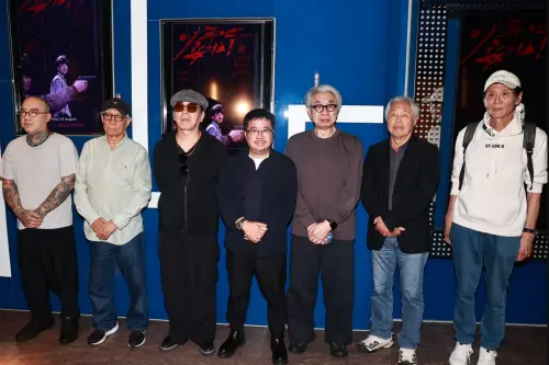 ▲鋼鐵爸（左起）、廖慶松、高捷、褚明仁、倪重華、杜篤之、喜翔出席《少年吔，安啦！》道別放映，向該片近日去世的主角顏正國致意，鋼鐵爸也宣布顏正國11月8日的告別式歡迎粉絲來送別。（圖／記者葉政勳攝）