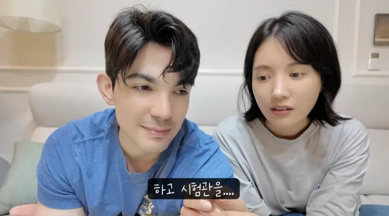 ▲韓國美聲女團LPG（Lovely Pretty Girl）成員金敘妍（右邊），日前分享自己懷孕消息，然而宣布喜訊才一個月，昨日她突然透露自己聽不見寶寶心跳聲，讓粉絲相當不捨。（圖／＠로부부 _ Robooboo YT）