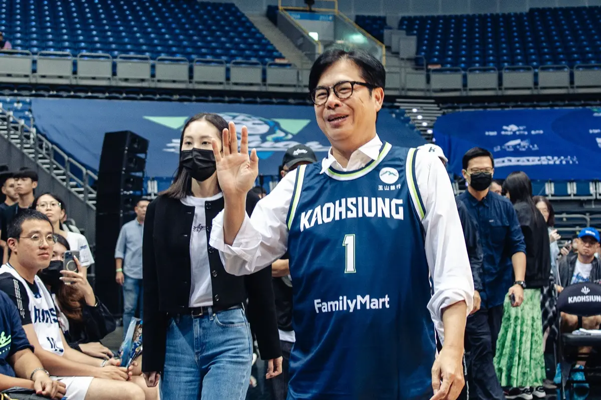 ▲高雄市長陳其邁更是親自蒞臨開球，高雄全家海神挺住對手反攻壓力，終場91：79在本季開幕戰擊退來訪的新北國王。（圖／TPBL提供）