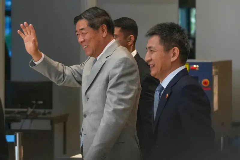 ▲中美兩國經貿團隊今（25）日在馬來西亞吉隆坡，展開中美第5輪經貿磋商。圖為中國副總理何立峰和中國商務部副部長李成鋼離開會場。（圖／美聯社／達志影像）