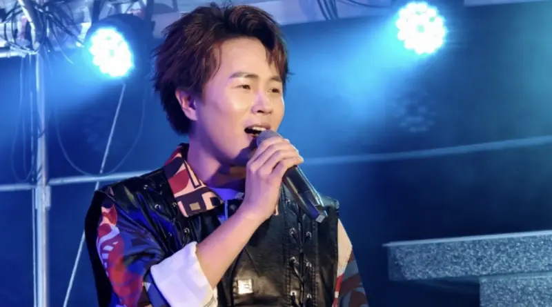 ▲小S（徐熙娣）於本月17日第60屆金鐘獎久違亮相，同場擔任表演嘉賓的歌手陳孟賢（如圖）錯失與其巧遇機會，難忍情緒哭了出來，還要馬不停蹄飛往新加坡開唱，參加《九皇璀璨巨星Show》。（圖／全球巨星有限公司提供）