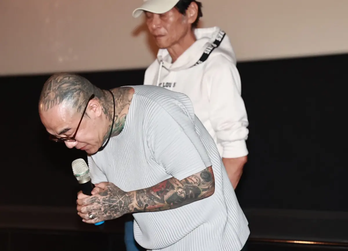 ▲鋼鐵爸（前）向買票欣賞《少年吔，安啦！》來送別該片主角顏正國的觀眾，鞠躬道謝，也宣布顏正國11月8日的告別式歡迎粉絲來送別，另外則透露顏正國的遺體火化後，家屬還沒有心情討論如何安葬骨灰，暫時未決定。（圖／記者葉政勳攝）