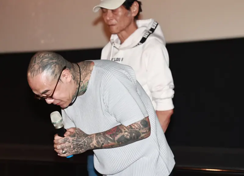 ▲鋼鐵爸（前）向買票欣賞《少年吔，安啦！》來送別該片主角顏正國的觀眾，鞠躬道謝，也宣布顏正國11月8日的告別式歡迎粉絲來送別，另外則透露顏正國的遺體火化後，家屬還沒有心情討論如何安葬骨灰，暫時未決定。（圖／記者葉政勳攝）
