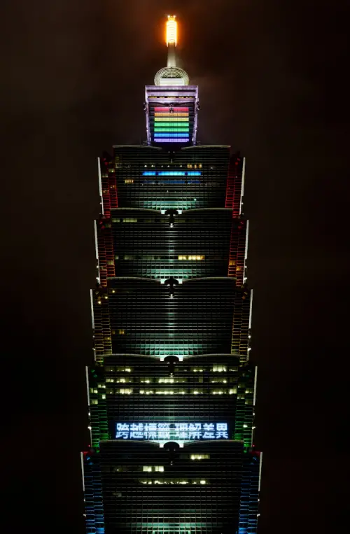▲台北101今晚以彩虹燈光點亮全棟建築。（圖／台北101提供）