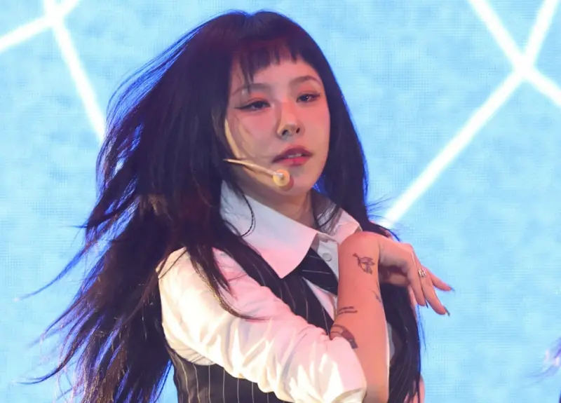 ▲MAMAMOO成員輝人在TICC舉辦Fan Concert，她穿上男裝變身美女CEO勁歌熱舞，還要求台下3000名「員工」一起喊：「水啦」，嗨翻全場。（圖／記者嚴俊強攝）