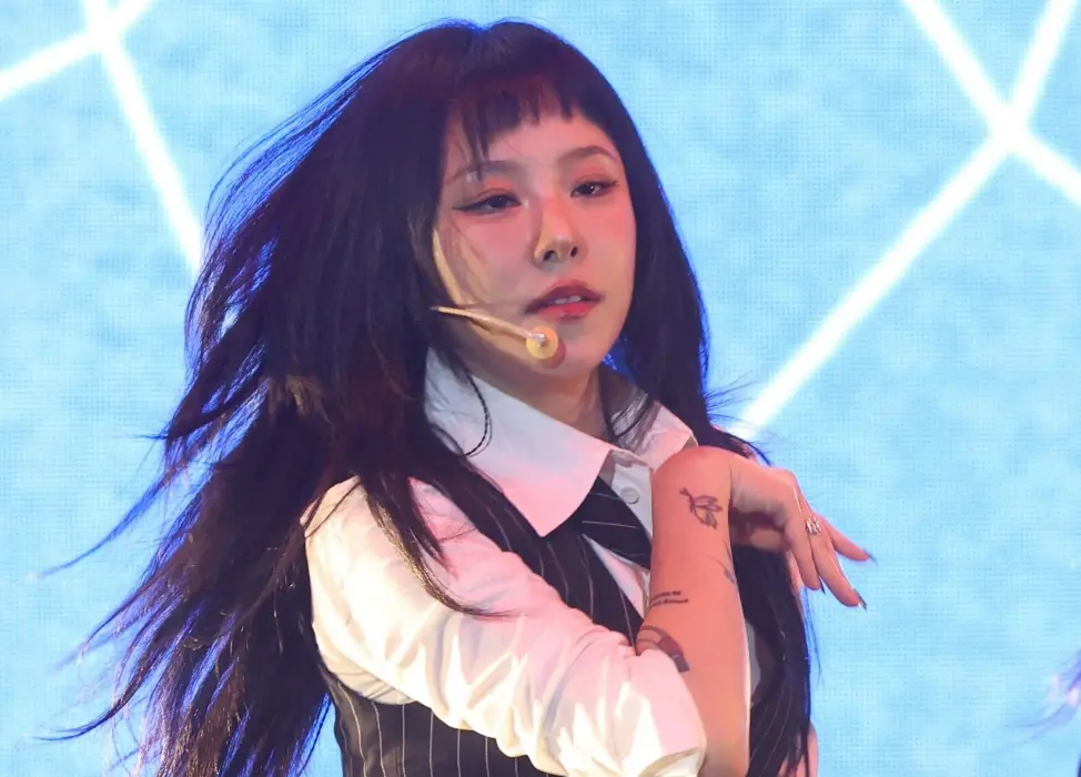 MAMAMOO輝人穿男裝變CEO！勁歌熱舞MAN爆 指揮3000員工喊：水啦