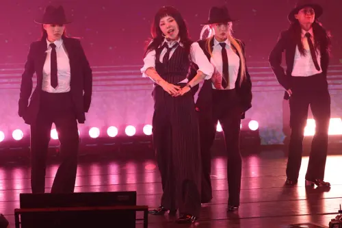 ▲輝人穿起帥氣西裝，迷翻現場觀眾。（圖／記者嚴俊強攝）