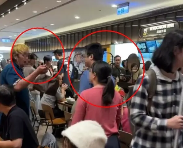 ▲ 台北101 B2美食街25日晚間尖峰時段爆發衝突，一名男子遭陌生人持包包攻擊頭部，警方已受理報案並調閱監視器追緝行兇者。（圖／翻攝畫面）