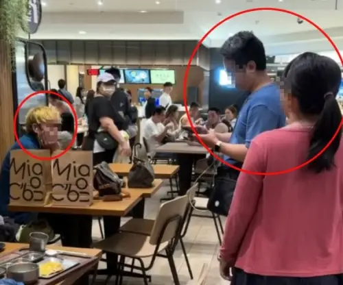 ▲ 台北101 B2美食街25日晚間尖峰時段爆發衝突，一名男子遭陌生人持包包攻擊頭部，警方已受理報案並調閱監視器追緝行兇者。（圖／翻攝畫面）