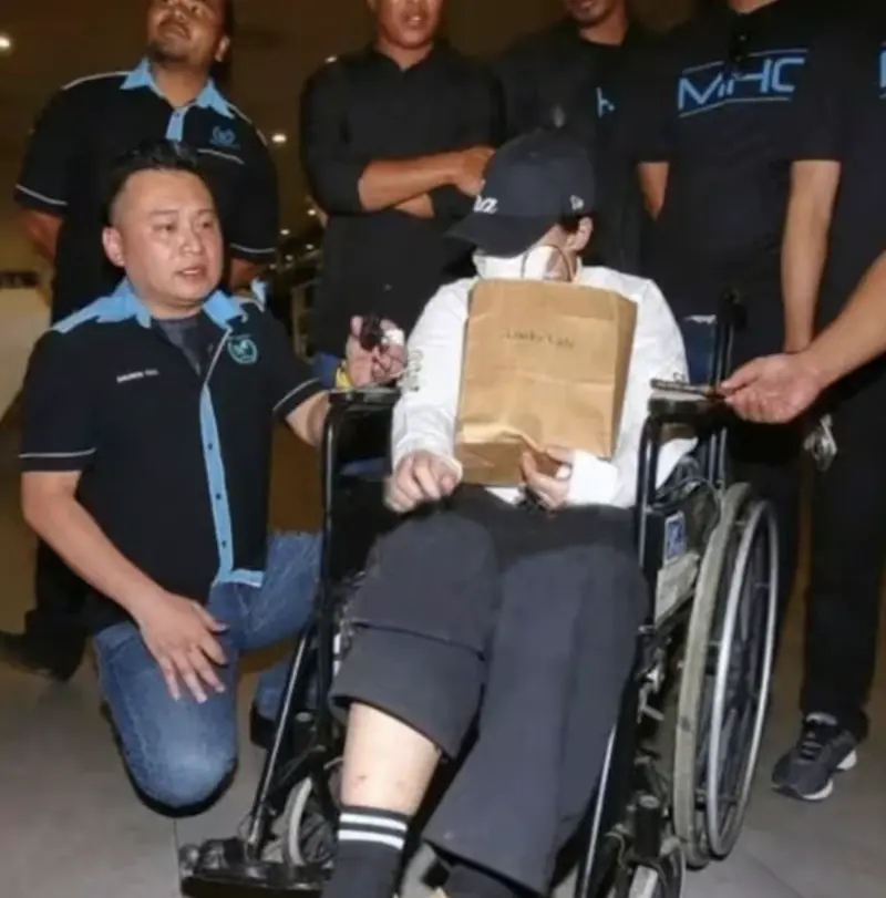 ▲馬來西亞女子王小姐誤信「高薪會計」誘騙，遭拐至柬埔寨詐騙園區受虐，被迫洗錢、險被摘器官，現已靠輪椅代步。（圖／翻攝自光明日報）