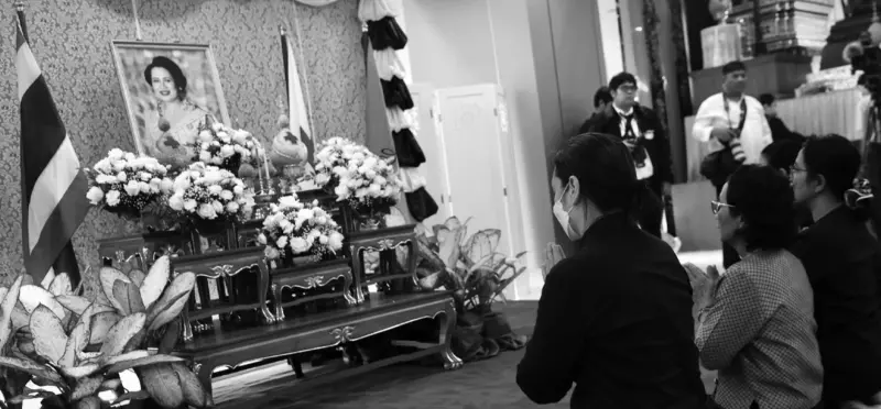 ▲泰國王太后詩麗吉辭世，享耆壽93歲，泰國政府宣布全國哀悼30天，政府機關與學校降半旗，娛樂活動暫停以表敬意。（圖／翻攝自The Nation）