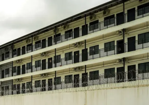 ▲柬埔寨執法單位與韓國聯合工作小組10月16日前往茶膠省，稽查一處涉嫌電信詐騙的園區。（圖／路透社／達志影像）