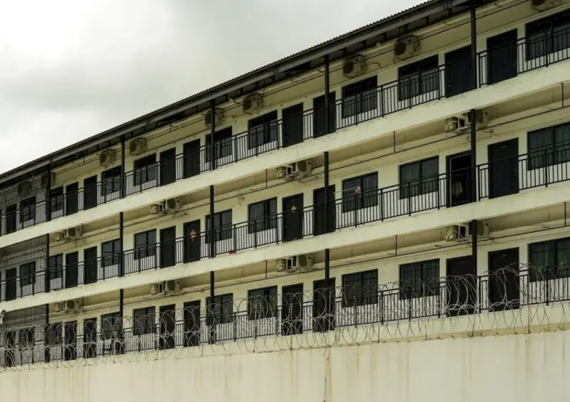    ▲柬埔寨執法單位與韓國聯合工作小組10月16日前往茶膠省，稽查一處涉嫌電信詐騙的園區。（圖／路透社／達志影像）  