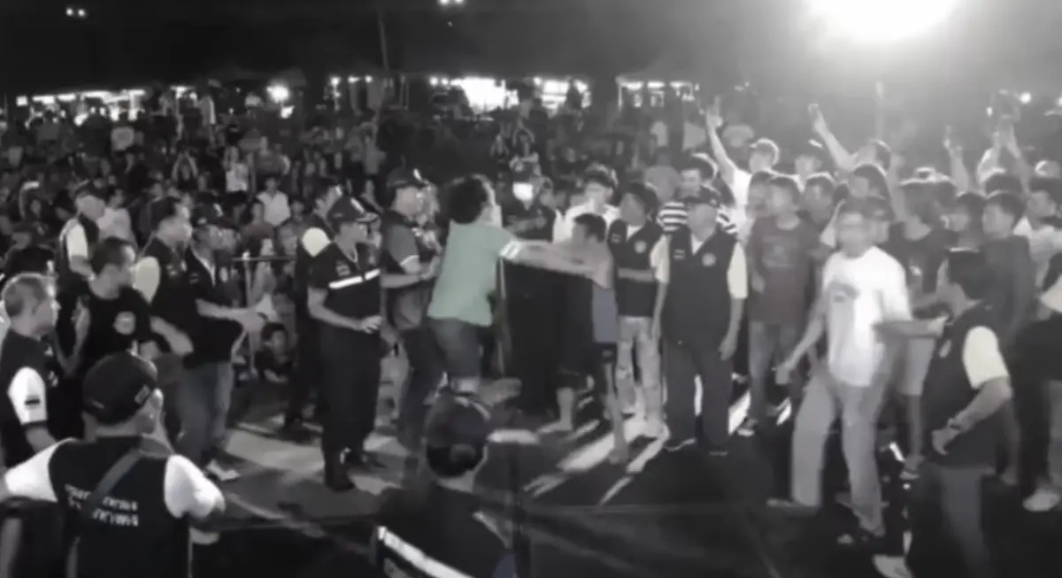 ▲泰國清邁帕昭廊寺舉辦功德衣慶典時，兩名醉漢爆發肢體衝突，官員竟圍觀未制止，引發輿論批評。（圖／翻攝自MGR Online）