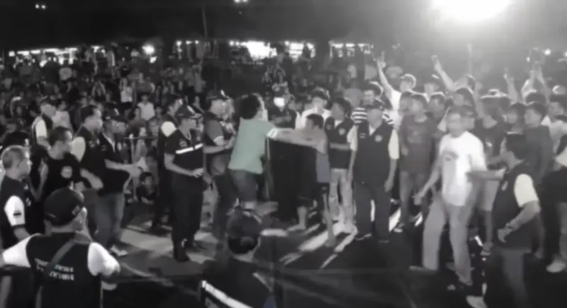 ▲泰國清邁帕昭廊寺舉辦功德衣慶典時，兩名醉漢爆發肢體衝突，官員竟圍觀未制止，引發輿論批評。（圖／翻攝自MGR Online）