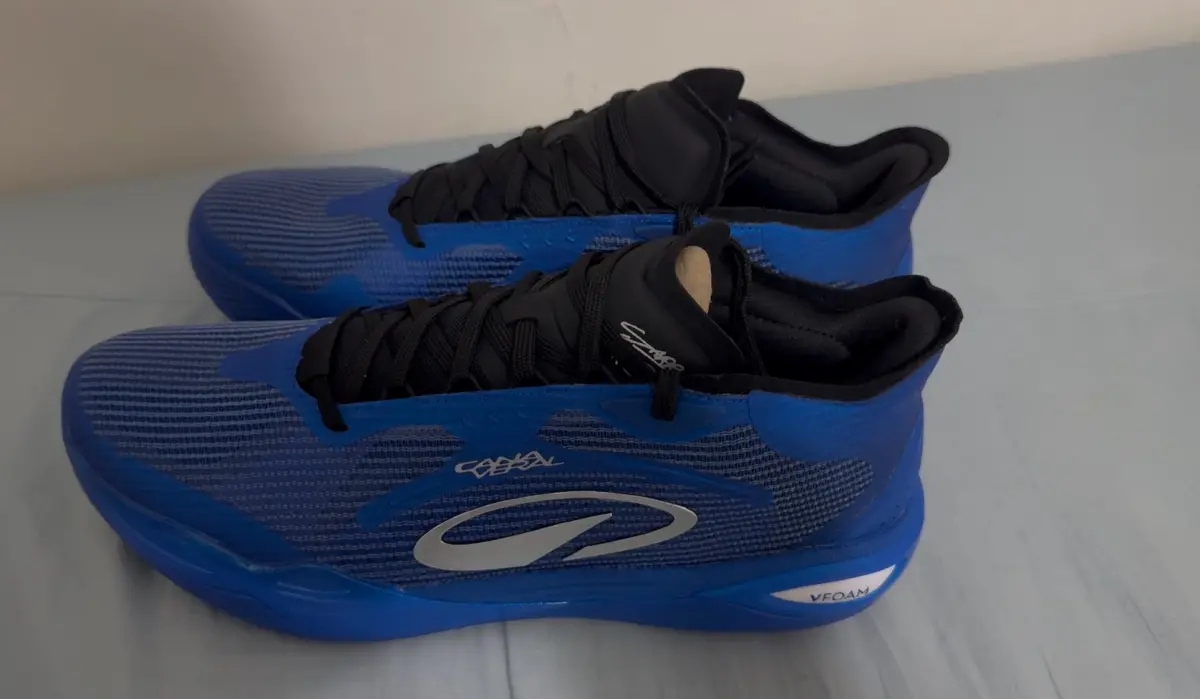 ▲「鞋槓人生」最新一集，主持人大隻、18開箱最近話題性滿滿、備受好評的華盛頓巫師球星薩爾（Alex Sarr）第一代代言戰靴迪卡儂Canaveral 900。（圖／NOWnews）