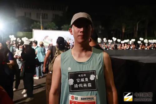 ▲長榮航空馬拉松今（26）日開跑，桃園市空服員職業工會發起白玫瑰運動，獻上白玫瑰花，並提出3大訴求，盼公司給予具體回應。（圖／記者葉政勳攝）