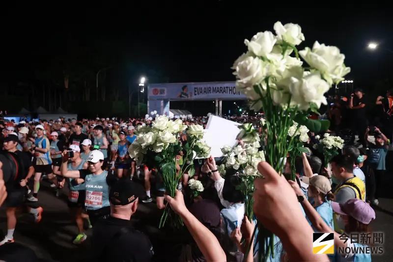 ▲長榮航空馬拉松今（26）日開跑，桃園市空服員職業工會發起白玫瑰運動，獻上白玫瑰花，並提出3大訴求，盼公司給予具體回應。（圖／記者葉政勳攝）