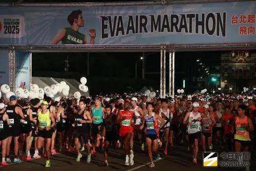 ▲長榮航空馬拉松今（26）日開跑，桃園市空服員職業工會發起白玫瑰運動，獻上白玫瑰花，並提出3大訴求，盼公司給予具體回應。（圖／記者葉政勳攝）