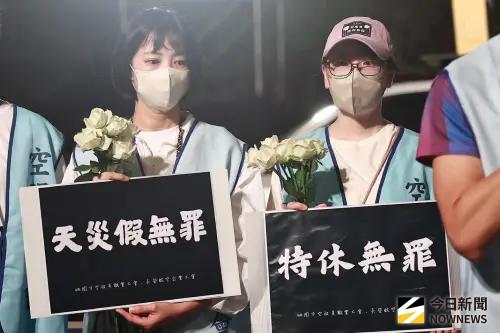 ▲長榮航空馬拉松今（26）日開跑，桃園市空服員職業工會發起白玫瑰運動，獻上白玫瑰花，並提出3大訴求，盼公司給予具體回應。（圖／記者葉政勳攝）