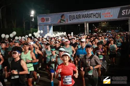 長榮馬拉松2.4萬人起跑　跑完再抽機票、送哩程
