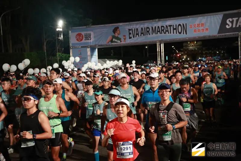 ▲長榮航空馬拉松今（26）日開跑，桃園市空服員職業工會發起白玫瑰運動，獻上白玫瑰花，並提出3大訴求，盼公司給予具體回應。（圖／記者葉政勳攝）