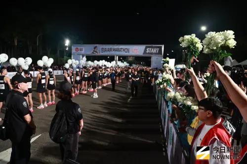 ▲長榮航空馬拉松今（26）日開跑，桃園市空服員職業工會發起白玫瑰運動，獻上白玫瑰花，並提出3大訴求，盼公司給予具體回應。（圖／記者葉政勳攝）