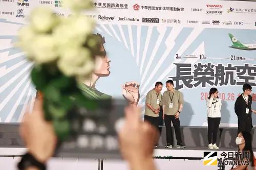 ▲長榮航空馬拉松今（26）日開跑，桃園市空服員職業工會發起白玫瑰運動，獻上白玫瑰花，並提出3大訴求，盼公司給予具體回應。（圖／記者葉政勳攝）