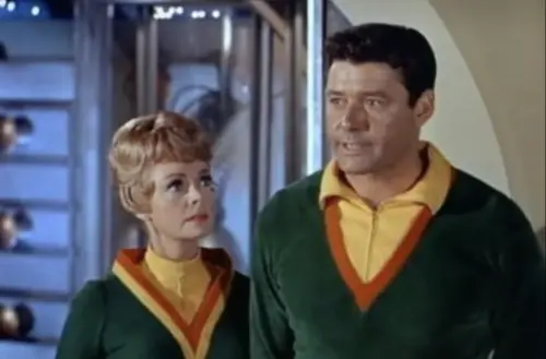 ▲瓊洛克哈特（左）另一齣影集代表作就是《太空歷險記》，扮演生化科學家，但也同時是個好媽媽。（圖／摘自IMDb）　