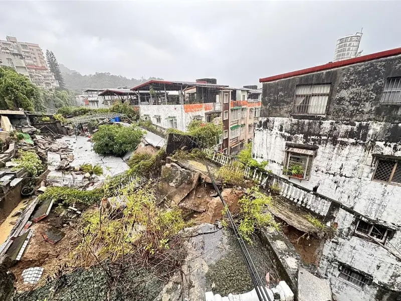 ▲新店錦秀、碧瑤社區出現擋土牆坍塌，要怎麼避免住到土石流潛在區域？結構技師戴雲發提供4招自保。（圖／新北市工務局）