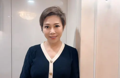 ▲兩性作家小彤（如圖）去年經歷大病，原定本月底和老公慶祝結婚 22 週年「青銅婚」的郵輪之旅，因她近來數度發燒，擔心發生緊急狀況需直升機救援，最終決定取消。（圖／馬可孛羅提供）