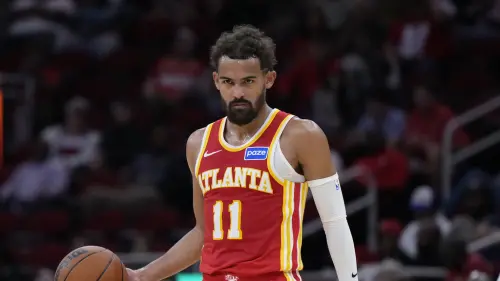 ▲在對上奧克拉荷馬雷霆的比賽中，亞特蘭大老鷹主控崔楊（Trae Young）疑似不滿判決，竟對著鏡頭比出「倒讚」。（圖／美聯社／達志影像）