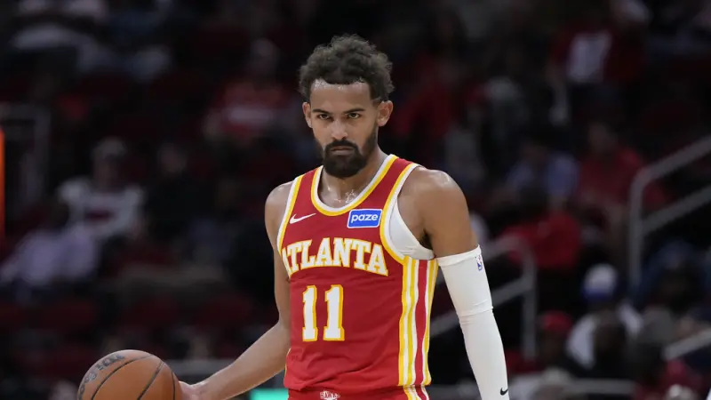 ▲在對上奧克拉荷馬雷霆的比賽中，亞特蘭大老鷹主控崔楊（Trae Young）疑似不滿判決，竟對著鏡頭比出「倒讚」。（圖／美聯社／達志影像）