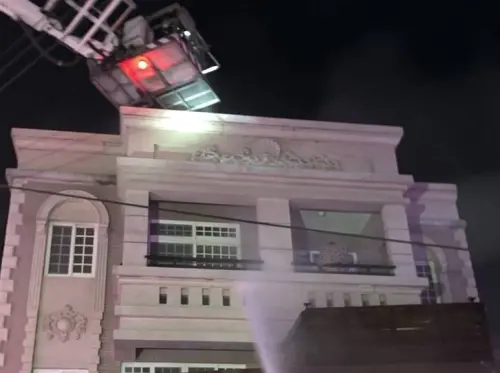 ▲台中沙鹿區透天厝26日凌晨起火，9人送醫無生命危險。（圖／翻攝畫面）