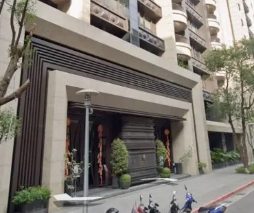 ▲事發於25日，台北信義區一處豪宅驚見37歲男子與25歲女子陳屍客廳，現場無打鬥痕跡、留白色粉末。（圖／翻攝畫面）