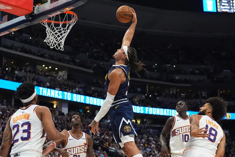 ▲丹佛金塊前鋒戈登（Aaron Gordon）接獲隊友傳球、飛身完成一記實戰版360度灌籃，重現他在灌籃大賽時期的空中藝術，讓轉播員發出讚嘆之聲，也點燃全場球迷的熱情。（圖／美聯社／達志影像）