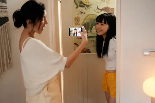 ▲楊謹華（左）在新戲《看看你有多愛我》裡飾演一名從事網紅工作的母親，和林思廷（右）飾演的女兒對戲。（圖／Hami Video提供）