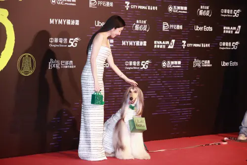 ▲楊謹華（左）自認像阿富汗犬，在金鐘60的星光大道上，她也與阿富汗犬合影。（圖／NOWNEWS攝影中心）