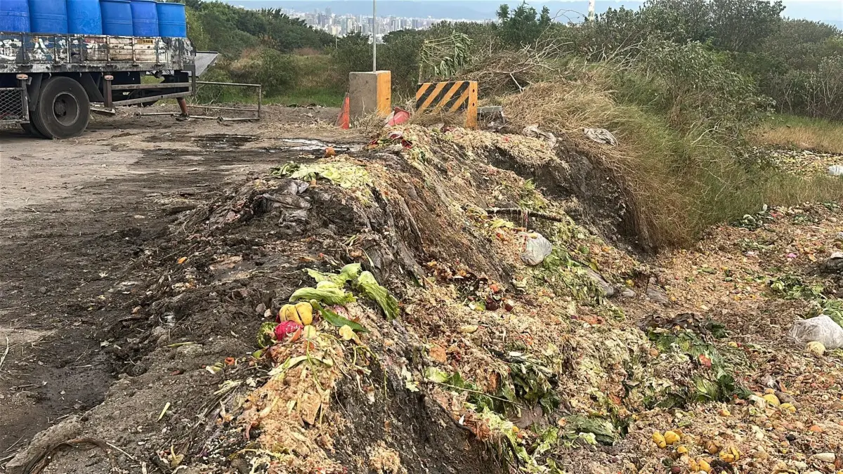 ▲台中市議員何文海曝光廚餘掩埋真相，痛批市府應變方式太落伍。（圖／翻攝何文海臉書，2025.10.26）