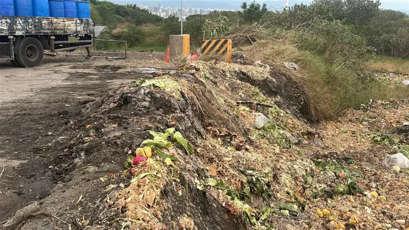 台中露天堆廚餘畫面太嚇人!興大再出手救援 彭啟明:下午就去看 ▲台中市議員何文海曝光廚餘掩埋真相,痛批市府應變方式太落伍。(圖/翻攝何文海臉書,2025.10.26)