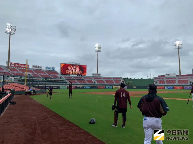 ▲2025年中華職棒台灣大賽G4延賽4天後，今（26）日預計將在桃園棒球場進行，樂天桃猿主場迎戰中信兄弟，目前系列賽樂天2：1領先。（圖／記者陳柏翰攝）